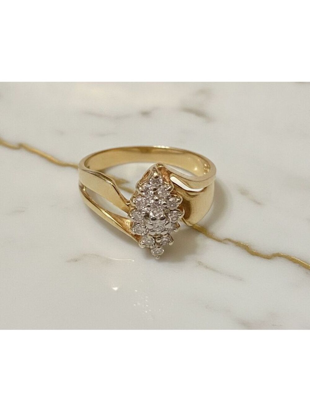 10k Yellow Gold Cluster Ring Size 6, 2.59g